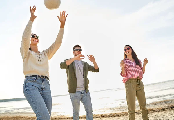 Amigos jugando voleibol en la playa en verano —  Fotos de Stock