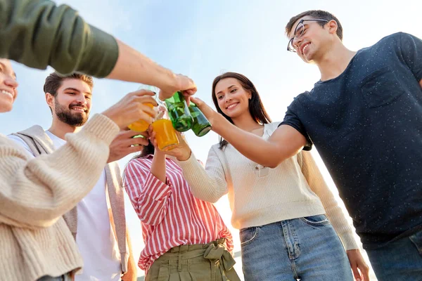 Amigos brindar bebidas no alcohólicas en la playa — Foto de Stock