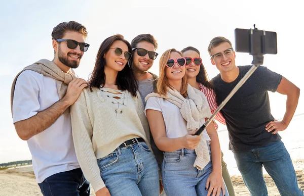 Lykkelige venner som tar selfie på sommerstranda – stockfoto