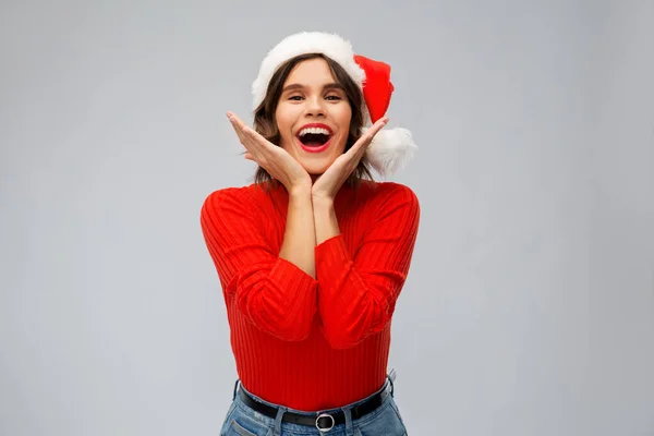 Feliz joven en sombrero de santa en Navidad —  Fotos de Stock