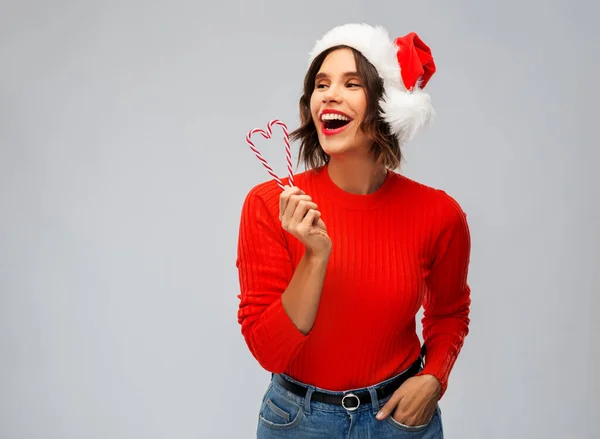 Feliz joven en sombrero de santa en Navidad — Foto de Stock