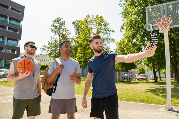 Happy men taking selfie on basketball playground — Stock Photo, Image