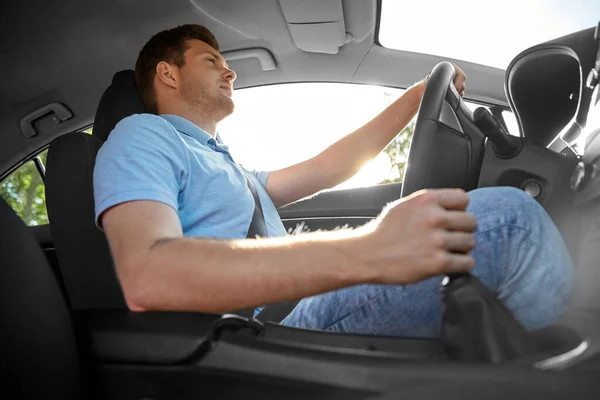 Homem ou motorista carro de condução — Fotografia de Stock