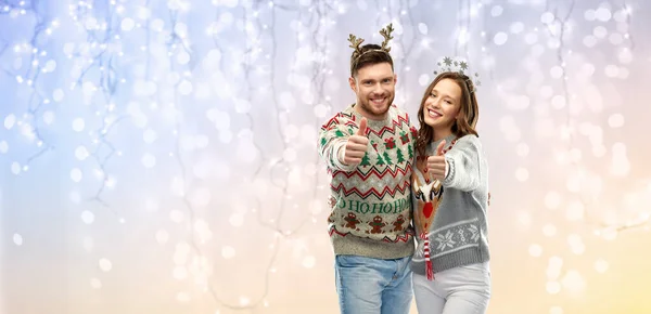 Šťastný pár na vánoční ošklivý svetr párty — Stock fotografie