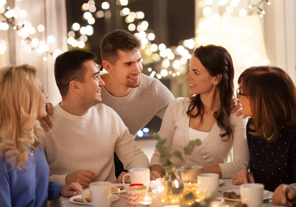 Família feliz ter festa de chá em casa — Fotografia de Stock