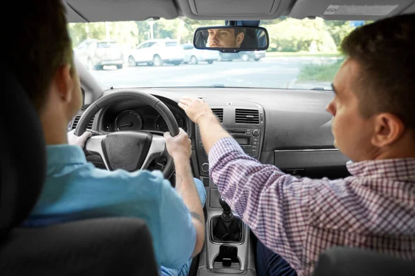 Fahrschullehrer unterrichtet männlichen Fahrer — Stockfoto