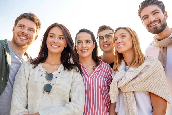 Group of happy friends outdoors — Stock Photo, Image