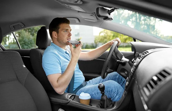 Man kör bil och spela in röst via smartphone — Stockfoto