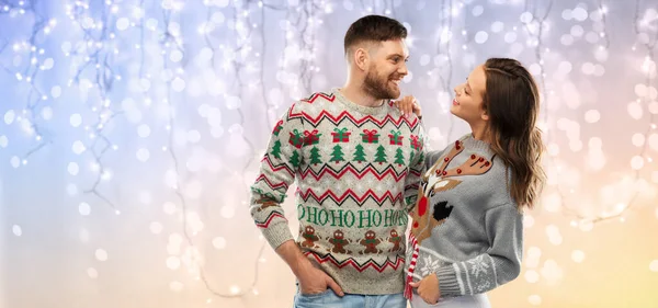Ευτυχισμένο ζευγάρι στο Χριστουγεννιάτικο άσχημο πάρτυ με πουλόβερ — Φωτογραφία Αρχείου