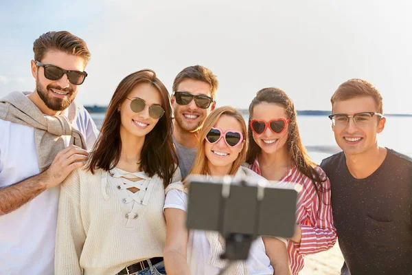 Gelukkig vrienden nemen selfie op zomer strand — Stockfoto