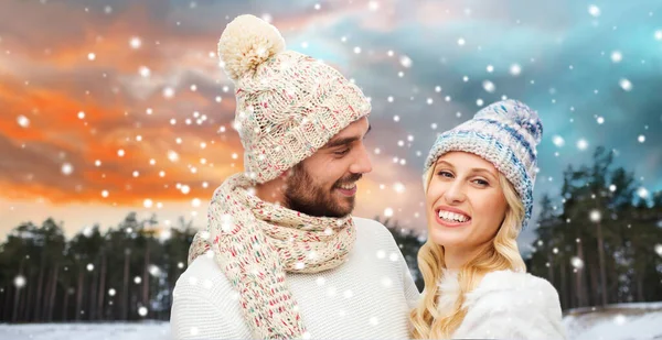 Para w zimowe ubrania tulenie uśmiechający się — Zdjęcie stockowe