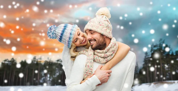 Usmívající se pár v zimní oblečení objímání — Stock fotografie