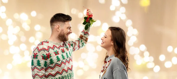 Happy couple with mistletoe on christmas — Stock Photo, Image