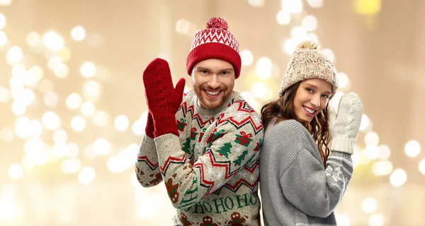 Casal feliz na festa de Natal camisola feia — Fotografia de Stock