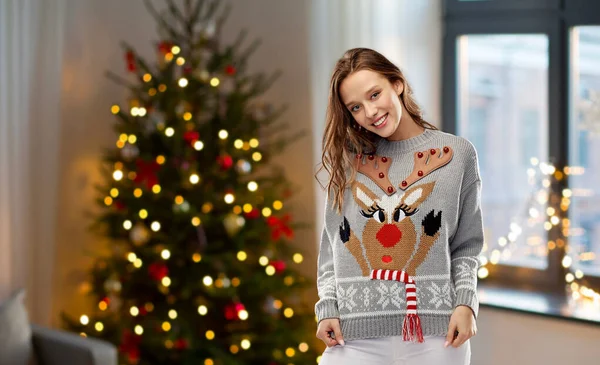 Mujer en jersey de Navidad con patrón de renos — Foto de Stock