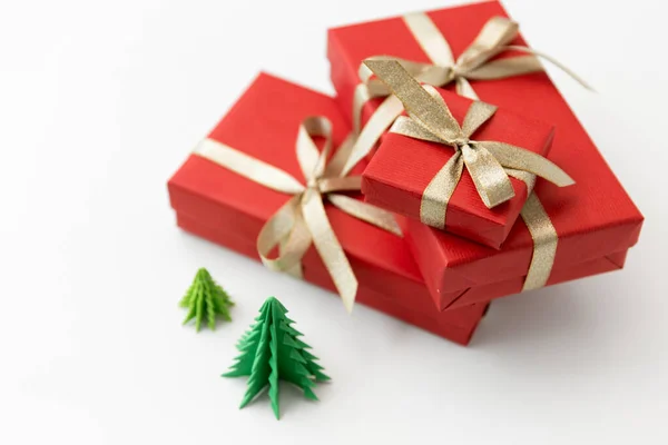 Caixas de presente e árvores de Natal no fundo branco — Fotografia de Stock
