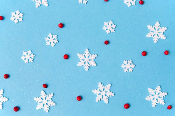 Vita snöflingor och bär på blå bakgrund — Stockfoto