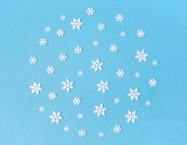 Vit snöflinga dekorationer på blå bakgrund — Stockfoto