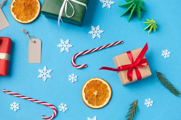 Regalos de Navidad, etiquetas y decoraciones — Foto de Stock