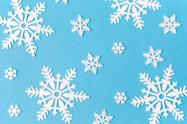 Vit snöflinga dekorationer på blå bakgrund — Stockfoto