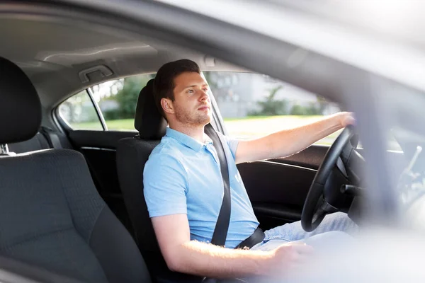 Homme ou conducteur voiture de conduite en été — Photo