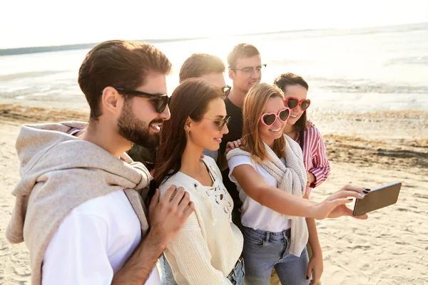 Amigos felices tomando selfie en verano —  Fotos de Stock