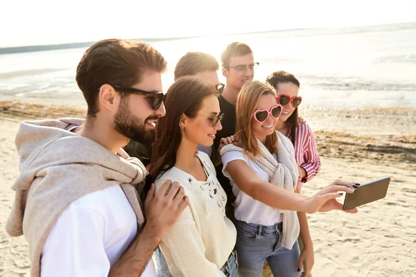 Mutlu arkadaşlar yazın selfie çekiyorlar. — Stok fotoğraf