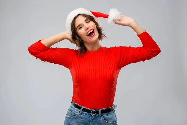 Feliz jovem mulher em santa chapéu no Natal — Fotografia de Stock