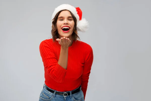 Heureux jeune femme dans santa chapeau envoi air baiser — Photo