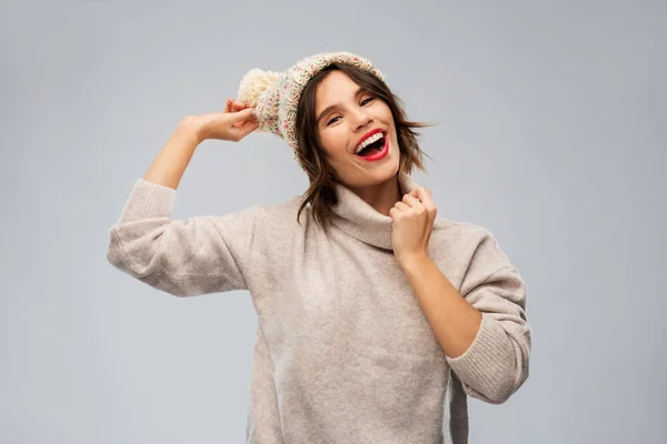 Giovane donna in maglia cappello invernale e maglione — Foto Stock