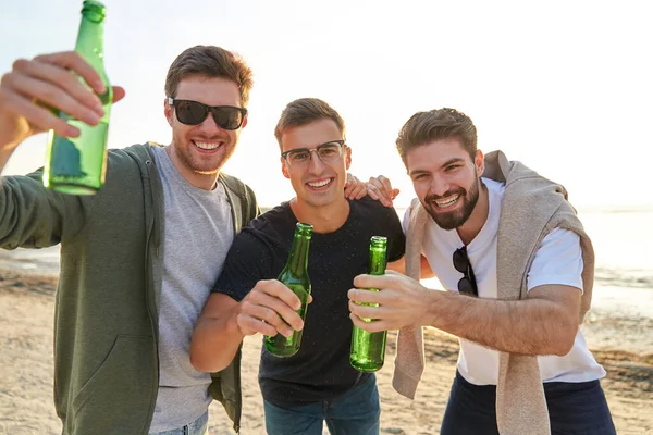 ビーチでノンアルコールビールを飲む若者たち — ストック写真