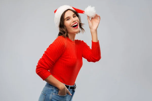 Szczęśliwa młoda kobieta w kapeluszu Mikołaja na Boże Narodzenie — Zdjęcie stockowe