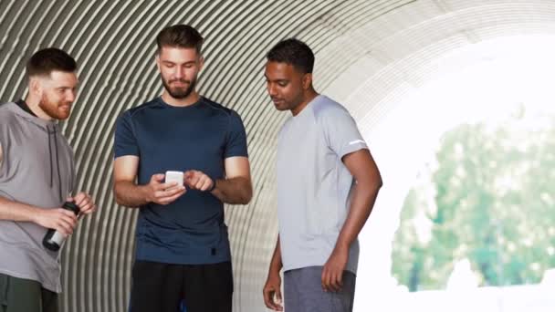 运动型男士或朋友与智能手机户外 — 图库视频影像