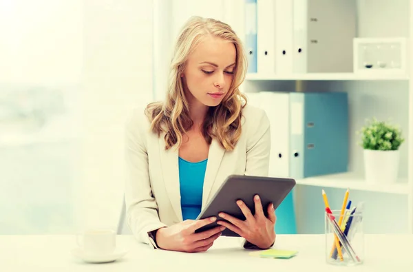 Mujer de negocios o estudiante con tablet pc en la oficina —  Fotos de Stock