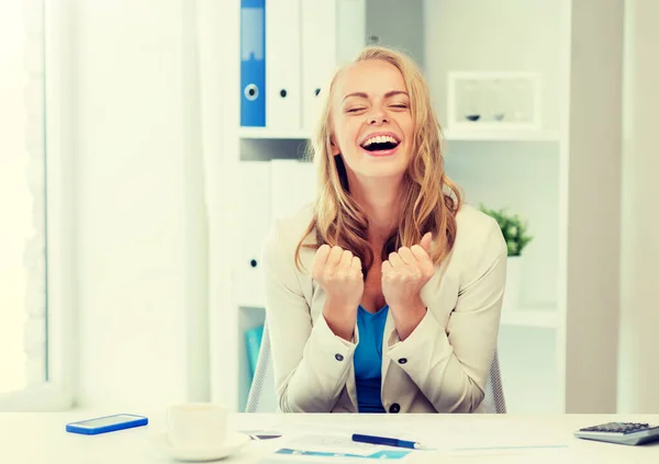 Mutlu işkadını ofisinde başarı kutluyor — Stok fotoğraf