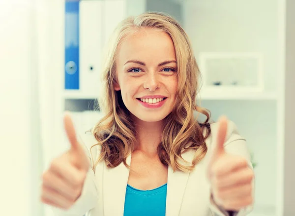 Glückliche Geschäftsfrau zeigt im Büro Daumen hoch — Stockfoto