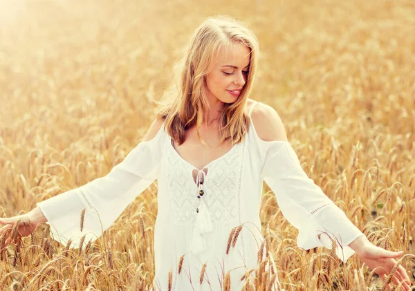 Mosolygós fiatal nő fehér ruhában a gabona mező — Stock Fotó