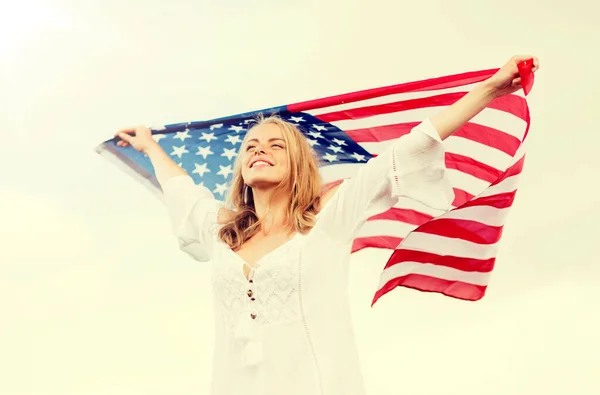 Gelukkig jonge vrouw met de Amerikaanse vlag buiten — Stockfoto