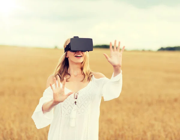 Mujer en realidad virtual auriculares en el campo de cereales —  Fotos de Stock