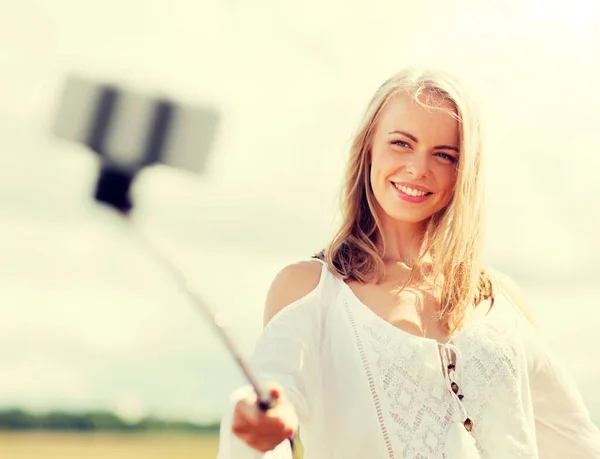 Счастливая молодая женщина делает селфи со смартфона — стоковое фото