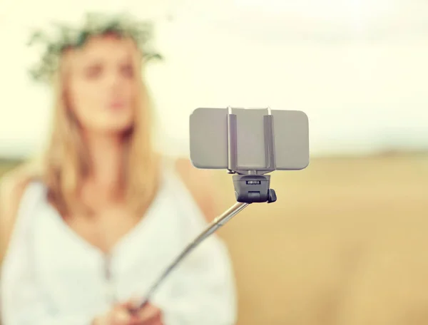 Primer plano de la mujer tomando selfie por teléfono inteligente — Foto de Stock