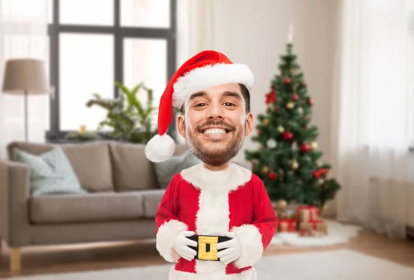 Uomo sorridente in costume da Babbo Natale sopra l'albero di Natale — Foto Stock