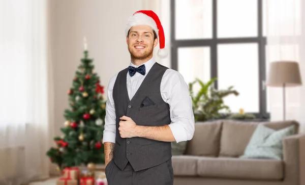 Hombre feliz en sombrero de santa y traje en Navidad — Foto de Stock