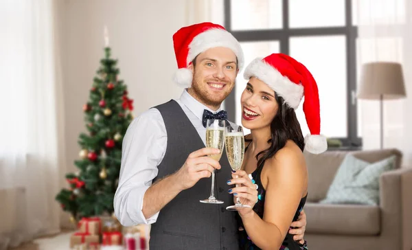 Casal com taças de champanhe em casa no Natal — Fotografia de Stock