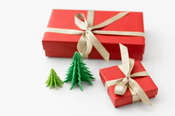 Подарочные коробки и елки на белом фоне — стоковое фото