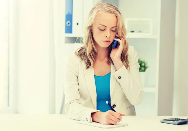 Mujer de negocios llamando en el teléfono inteligente en la oficina — Foto de Stock