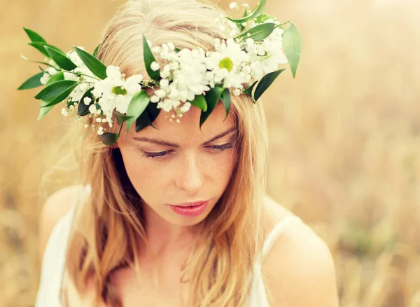 Gelukkig vrouw in krans van bloemen — Stockfoto