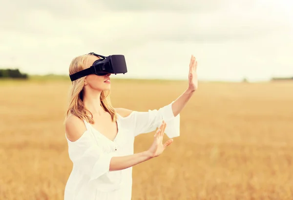 Mujer en realidad virtual auriculares en el campo de cereales — Foto de Stock