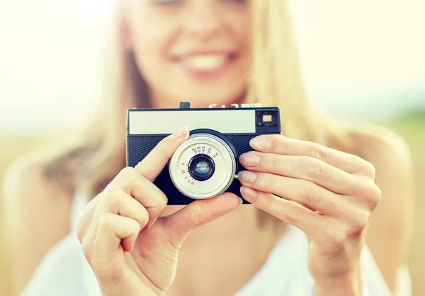 Close up of woman photographing with film camera — Stock Photo, Image