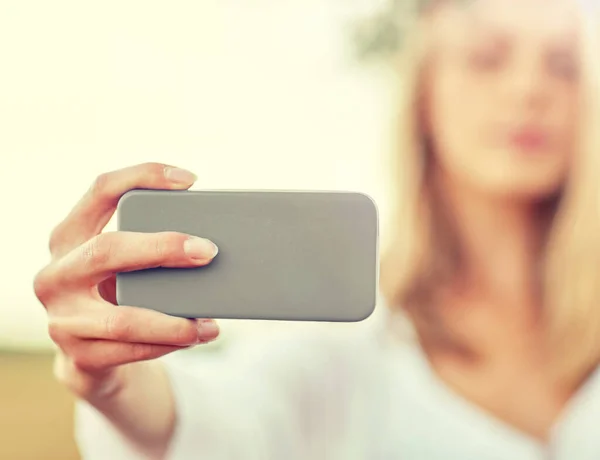 Primer plano de la mujer tomando selfie por teléfono inteligente — Foto de Stock